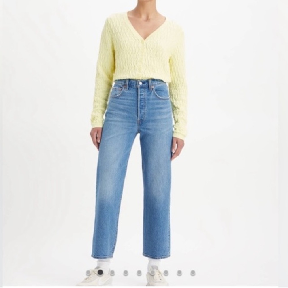 Medium Blue Premium Levi’s Ribcage Straights